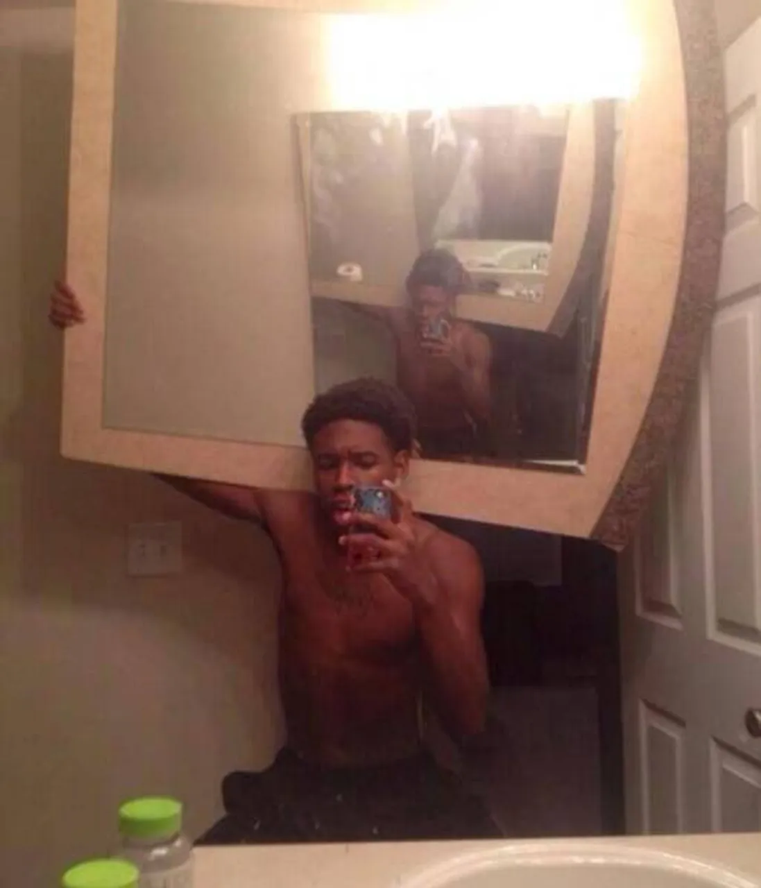 getting_a_good_selfie_is_always_hard_640_26